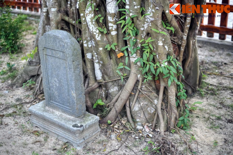 Xung quanh cánh cổng có một số di vật của ngôi chùa cổ như tấm bia đá...