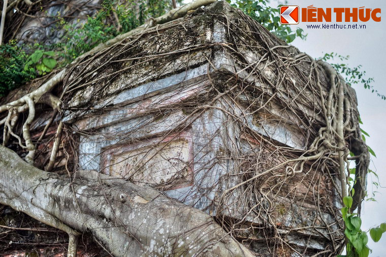 Năm 1716, chúa Nguyễn Phúc Chu đặt tên chùa là Kính Thiên Tự. Năm 1821, vua Minh Mạng cho đổi tên là Hoằng Phúc Tự.