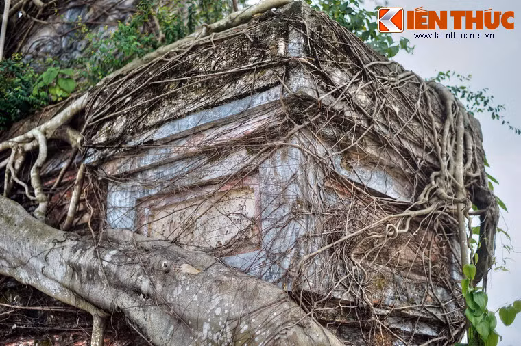 Năm 1716, chúa Nguyễn Phúc Chu đặt tên chùa là Kính Thiên Tự. Năm 1821, vua Minh Mạng cho đổi tên là Hoằng Phúc Tự.