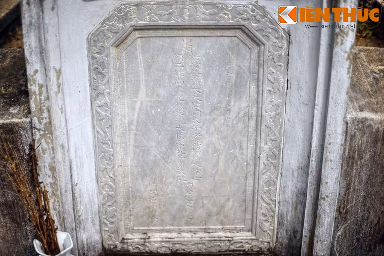 Đầu mộ có bia đá ghi ngày lập mộ.