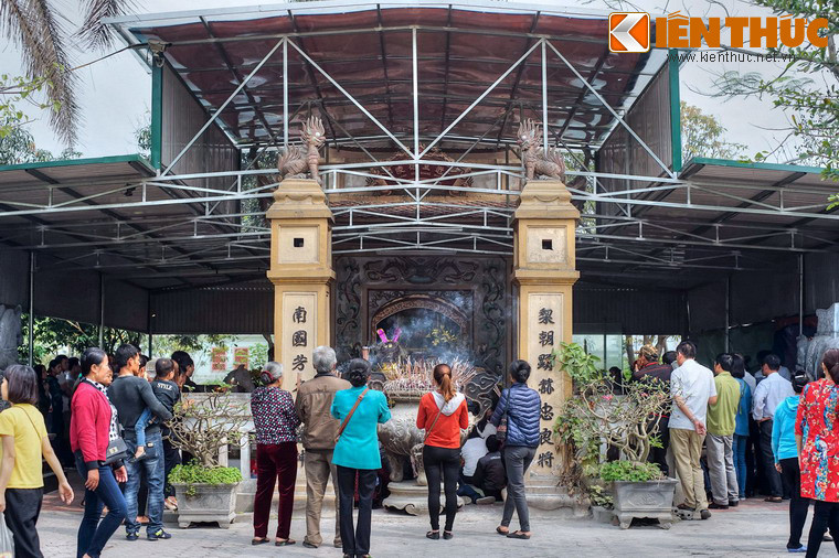 Trong khuôn viên đền còn có lăng mộ Ông Hoàng Mười nằm bên con sông Cồn Mộc, kết hợp với khu đền tạo thành một tổng thể kiến trúc khá hài hòa.