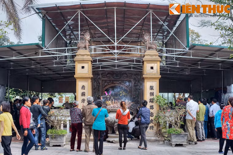 Trong khuôn viên đền còn có lăng mộ Ông Hoàng Mười nằm bên con sông Cồn Mộc, kết hợp với khu đền tạo thành một tổng thể kiến trúc khá hài hòa.