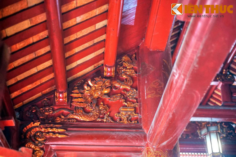Các họa tiết kiến trúc bằng gỗ của đền được chạm trổ công phu với các mô-típ long, lân, quy, phụng điển hình của đền chùa Việt.