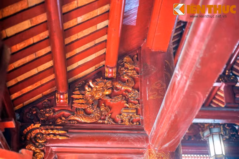 Các họa tiết kiến trúc bằng gỗ của đền được chạm trổ công phu với các mô-típ long, lân, quy, phụng điển hình của đền chùa Việt.