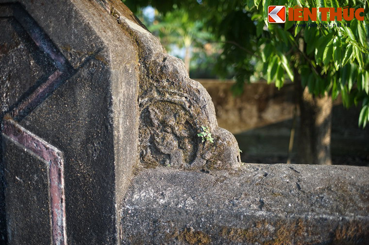 Kiến trúc lăng mộ trang trí khá đơn giản. Một số vị trí trên tường thành có đắp hình tượng giao long cách điệu.