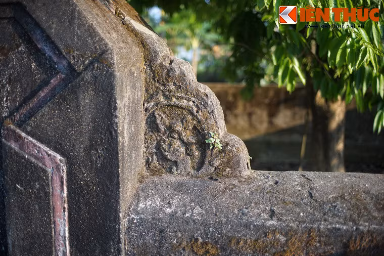 Kiến trúc lăng mộ trang trí khá đơn giản. Một số vị trí trên tường thành có đắp hình tượng giao long cách điệu.