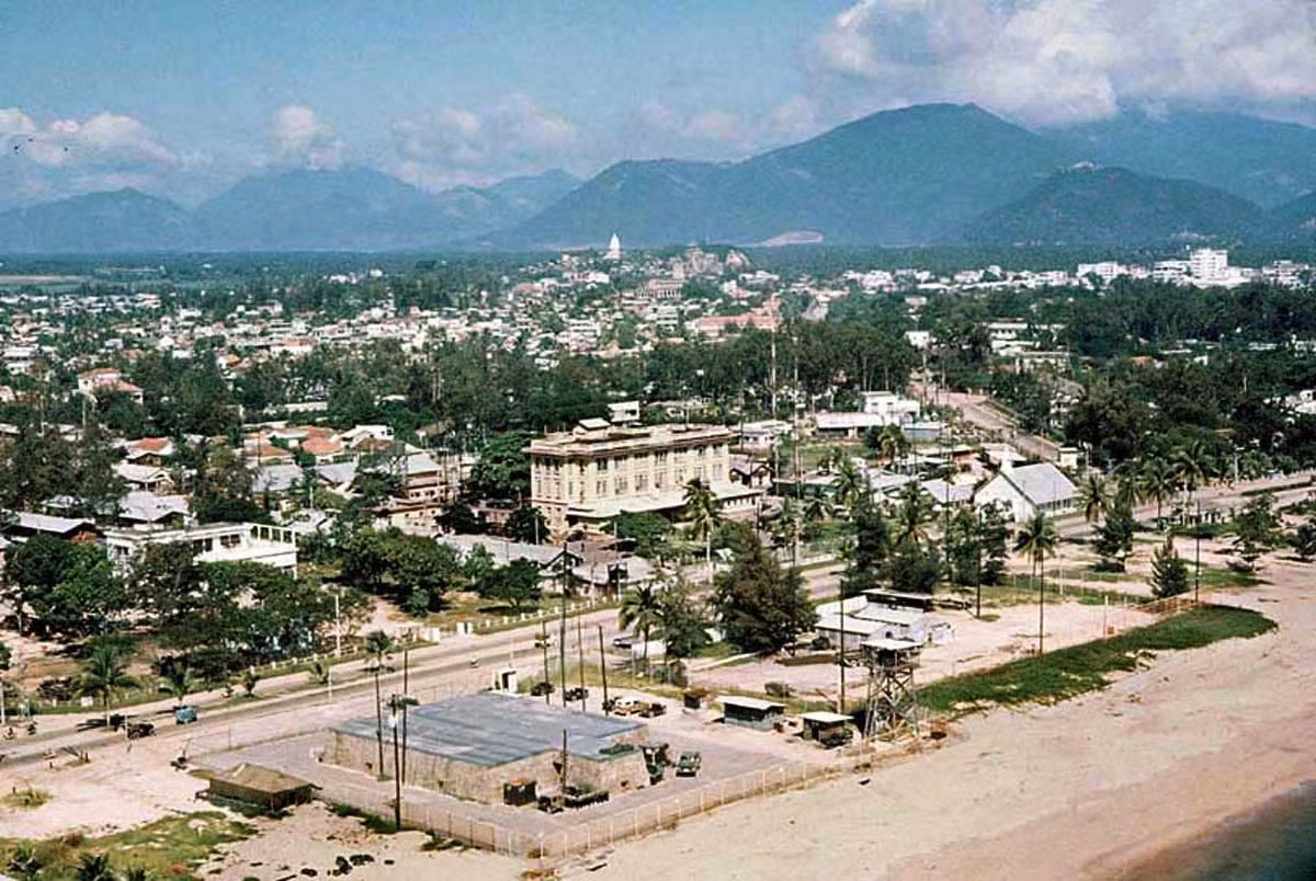 Toàn cảnh khu vực trung tâm thị xã Nha Trang thập niên 1960. Ảnh: 459thsignal.org.
