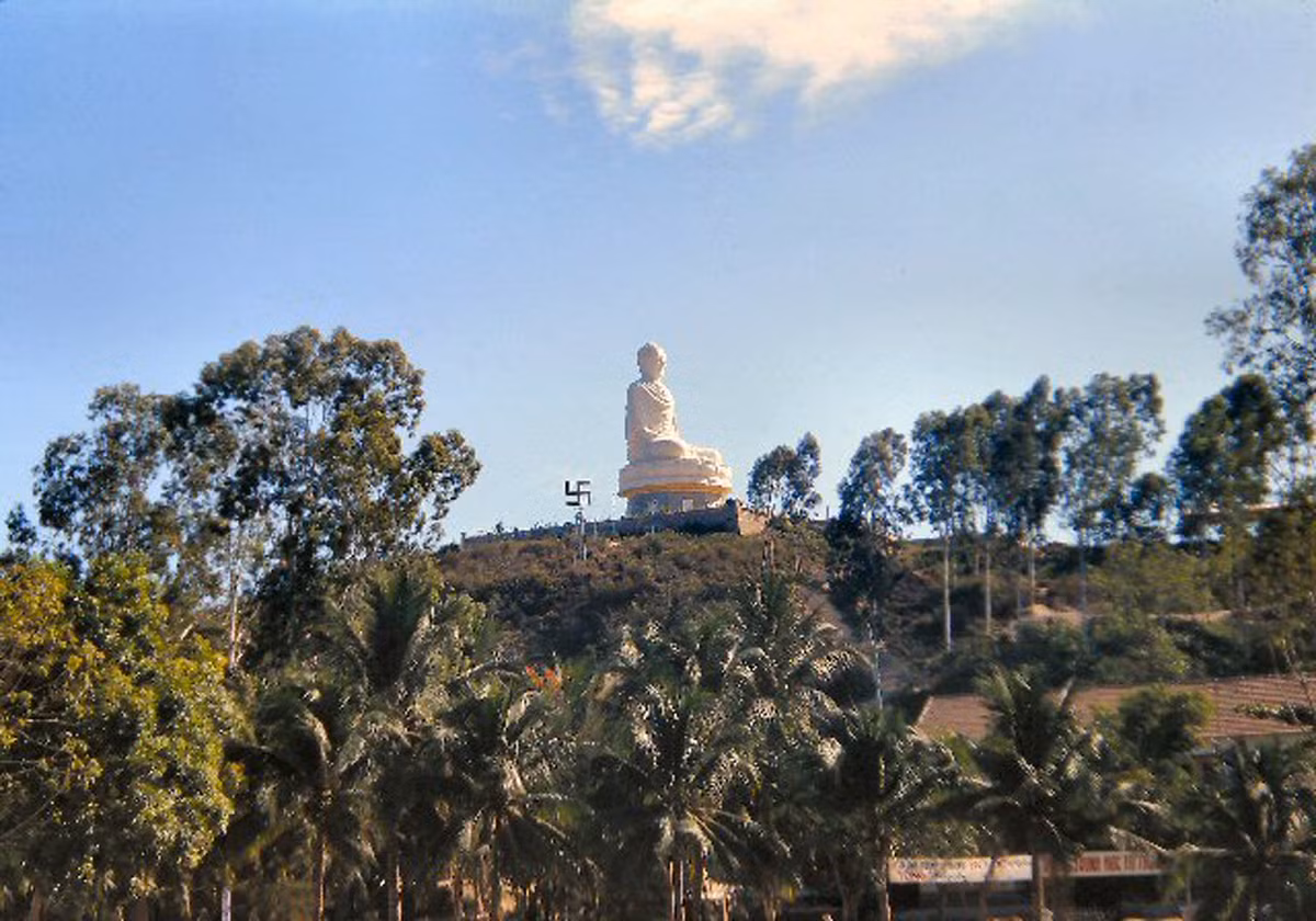 Tượng Phật Trắng của chùa Long Sơn trên đỉnh đồi Trại Thủy, một hình ảnh đặc trưng của Nha Trang. Ảnh: 459thsignal.org.