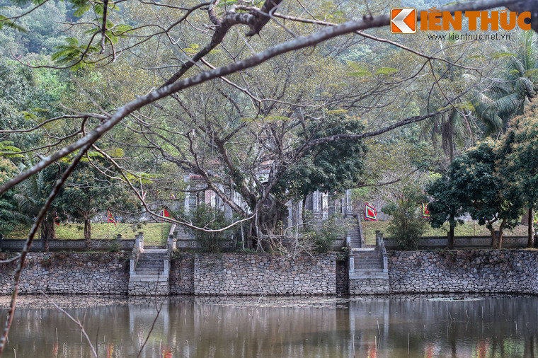 Đền được xây dựng theo kiến trúc truyền thống vùng Đông Bắc Bộ, nằm trên diện tích khoảng 4 ha. Các công trình của đền từ ngoài vào trong là nghi môn ngoại, hồ nước, bình phong, nghi môn trung, nghi môn nội, tả hữu mạc, tiền đường, trung đường và hậu cung.