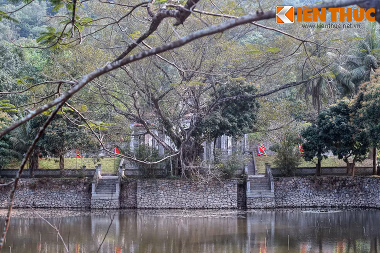 Đền được xây dựng theo kiến trúc truyền thống vùng Đông Bắc Bộ, nằm trên diện tích khoảng 4 ha. Các công trình của đền từ ngoài vào trong là nghi môn ngoại, hồ nước, bình phong, nghi môn trung, nghi môn nội, tả hữu mạc, tiền đường, trung đường và hậu cung.