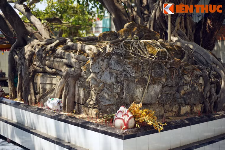 Một giai thoại còn cho biết, vào năm 1967 – 1968, nhân chuyện mở rộng đường, chính quyền địa phương lúc bấy giờ quyết định xóa sổ mộ Tướng Quân. Khi chiếc xe ủi tiến tới ngôi mộ chĩa càng về phía trước thì không hiểu sao xích xe bị đứt.