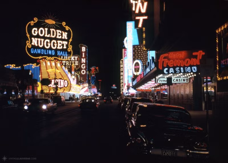 Đường Fremont ở Las Vegas vào ban đêm, 1962. Ảnh: Vintag.