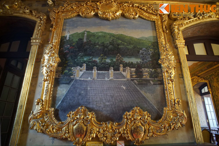 Các tranh này không đề tên người vẽ, nội dung tái hiện lại các lăng vua của nhà Nguyễn. Đầu tiên là lăng Gia Long với góc nhìn từ sân chầu trước lăng hướng ra núi Đại Thiên Thọ.