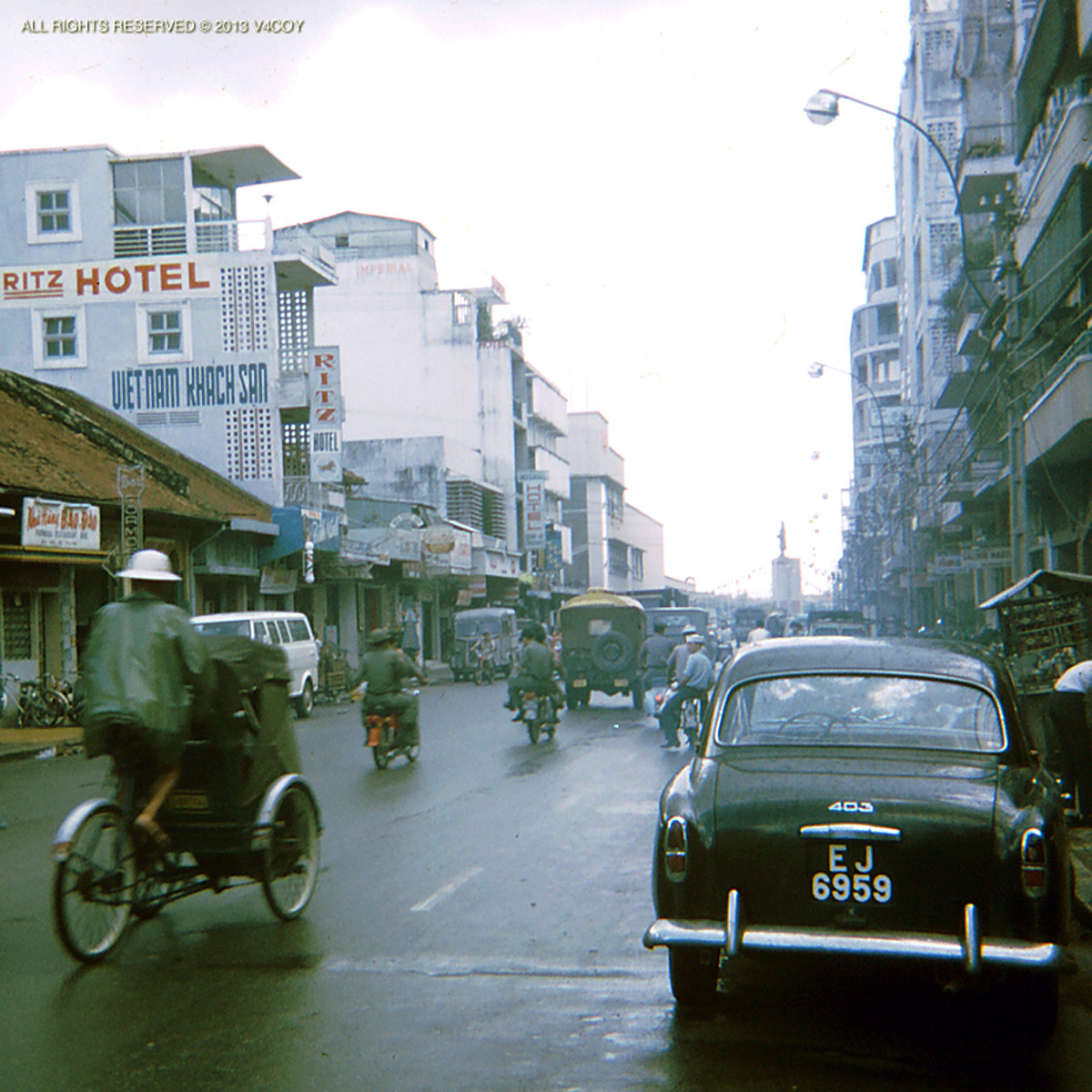 Trên đường Hai Bà Trưng. Phía cuối đường là tượng đài Trần Hưng Đạo. Ảnh: V4coy.com.