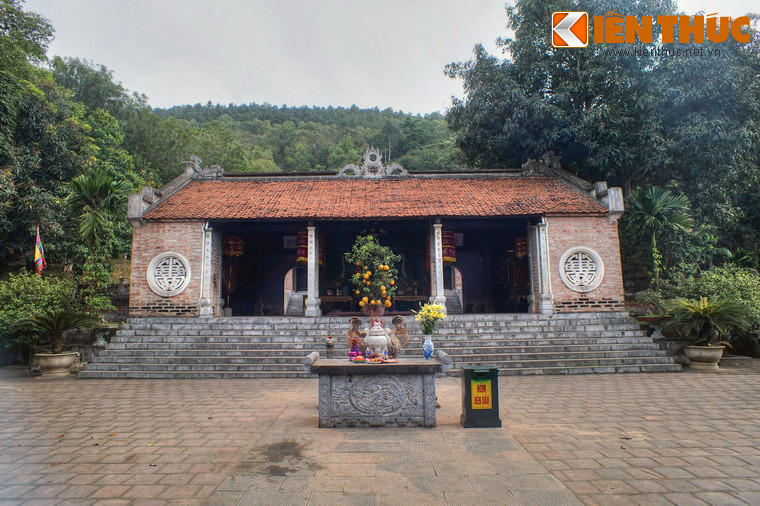 Tiền đường của đền Bà Triệu là một công trình ba gian hai chái, mái thu hồi bít đốc, vì kèo kiểu “quá giang, trụ đinh, kèo suốt” trên bốn hàng chân cột bằng đá núi Nhồi. Nóc công trình trang trí các mô típ điêu khắc thời Nguyễn.