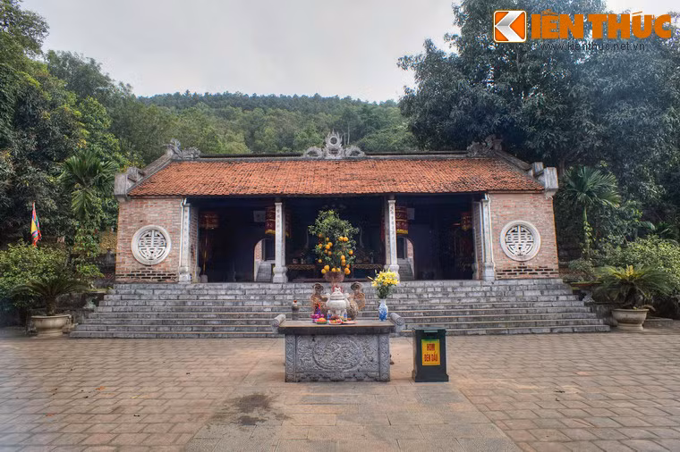 Tiền đường của đền Bà Triệu là một công trình ba gian hai chái, mái thu hồi bít đốc, vì kèo kiểu “quá giang, trụ đinh, kèo suốt” trên bốn hàng chân cột bằng đá núi Nhồi. Nóc công trình trang trí các mô típ điêu khắc thời Nguyễn.