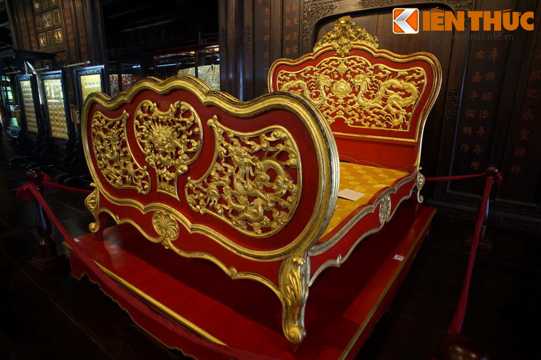 4. Vua Khải Định (1885-1825) là một ông vua nổi tiếng với cuộc sống xa hoa của nhà Nguyễn. Ngày nay còn khá nhiều cổ vật gắn với cuộc sống của vị vua này được lưu giữ. Một trong số đó là chiếc long sàng được trưng bày ở Bảo tàng Cổ vật Cung đình Huế - điện Long An xưa.