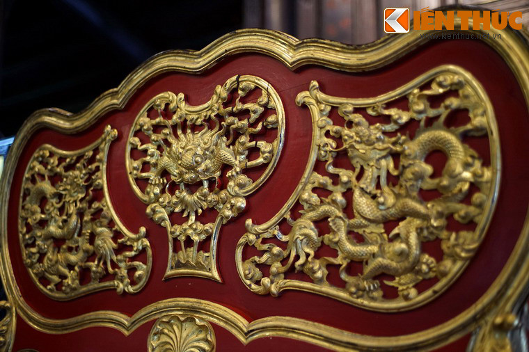 Chiếc long sàng này được làm bằng gỗ quý sơn son thiếp vàng lộng lẫy, còn khá nguyên vẹn sau hai thế kỷ tồn tại. Đây là một chiếc giường mang hơi hướng thiết kế của nội thất châu Âu xưa, nhưng lại được trang trí những họa tiết rồng đậm chất cung đình Huế, được tạo tác hết sức tinh xảo.