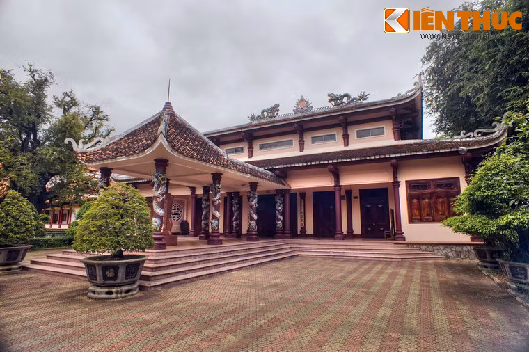 Công trình trung tâm là khu đền thờ có kiến trúc kiểu chữ đinh, góc mái cong hình mũi thuyền, trang trí hoa văn cá hóa rồng. Trên nóc đền là hình “lưỡng long chầu nguyệt” với chân 5 móng, vảy đính bằng các loại mảnh sứ và thủy tinh xanh, vàng rất sinh động.