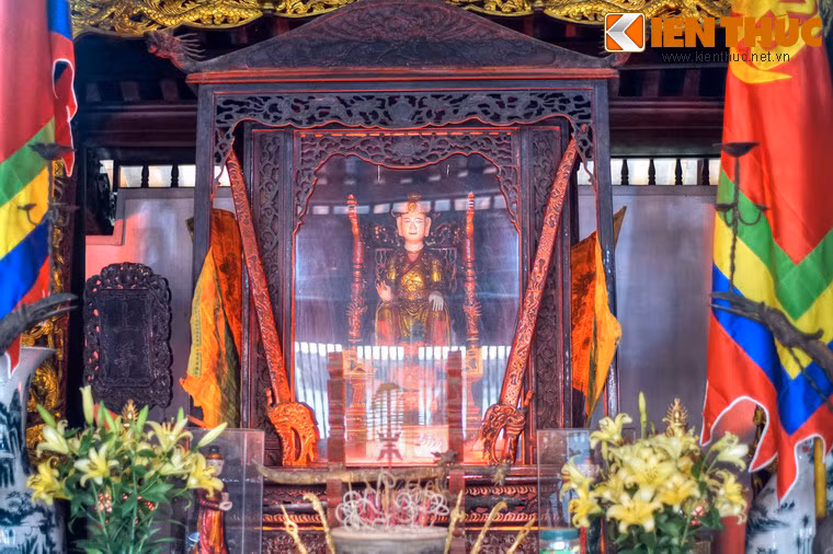 Chính giữa tòa trung đường là nơi thờ Bà Triệu cùng người anh ruột là tướng quân Triệu Quốc Đạt, bên trái là bàn thờ hội đồng quan võ và ba tướng họ Lý, bên phải là bàn thờ hội đồng quan văn. Hậu cung có tượng Vua Bà ngồi trên ngai. Bên phải thờ phụ thân của bà, bên trái thờ phụ mẫu của bà.