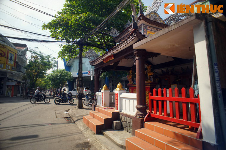 Trước tình thế hiểm nghèo, vào đêm ngày 4 rạng ngày 5/7/1885, Thượng Thư Bộ Binh Tôn Thất Thuyết và Đề Đốc Trần Xuân Soạn đã chỉ huy 20.000 binh lính mở cuộc tổng tấn công vào thành lũy của quân Pháp ở Toà Khâm và Mang Cá.