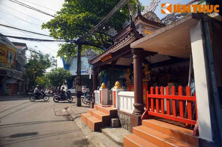 Trước tình thế hiểm nghèo, vào đêm ngày 4 rạng ngày 5/7/1885, Thượng Thư Bộ Binh Tôn Thất Thuyết và Đề Đốc Trần Xuân Soạn đã chỉ huy 20.000 binh lính mở cuộc tổng tấn công vào thành lũy của quân Pháp ở Toà Khâm và Mang Cá.