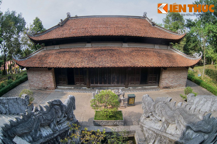 Lễ hội đền Bà được tổ chức từ ngày 21 - 24 tháng 2 Âm lịch. Ngày lễ này diễn ra với nhiều hoạt động truyền thống như tế lễ, rước kiệu, tế nữ quan, lễ Mộc dục, tế Phụng Nghinh...