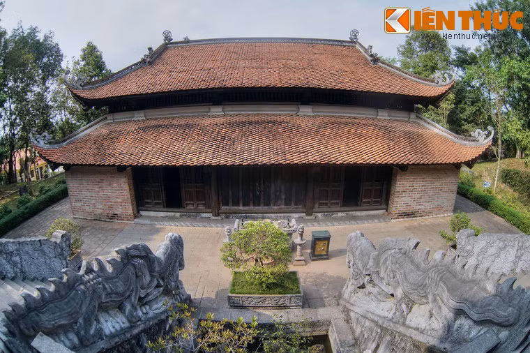 Lễ hội đền Bà được tổ chức từ ngày 21 - 24 tháng 2 Âm lịch. Ngày lễ này diễn ra với nhiều hoạt động truyền thống như tế lễ, rước kiệu, tế nữ quan, lễ Mộc dục, tế Phụng Nghinh...