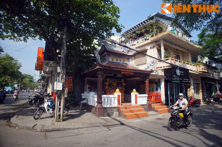 3. Nằm ở ngã tư đường Mai Thúc Loan - Lê Thánh Tông, trong Kinh thành Huế, miếu Âm Hồn là nơi thờ hàng ngàn người đã chết trong biến cố Thất thủ Kinh đô vào đêm ngày 22 rạng ngày 23 tháng 5 năm Ất Dậu, tức ngày 5/7/1885.