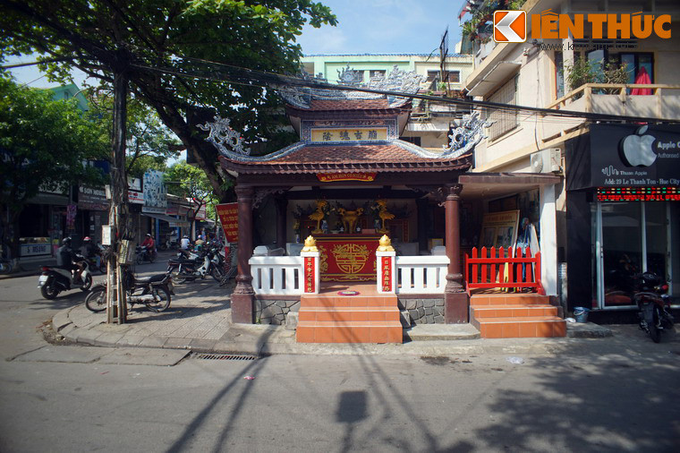 Ngược dòng lịch sử, vào năm 1885, Kinh thành Huế lâm nguy khi quân Pháp đồn trú tại đây ra lệnh cho sĩ phu và dân chúng tuân phục hoàn toàn chính thể bảo hộ. Đêm ngày 4/7/1885, 20.000 binh lính triều đình mở cuộc tổng tấn công vào các vị trí của quân Pháp. Cuộc chính biến đã bị đàn áp dã man. Hơn 1.500 người dân và binh lính thiệt mạng.