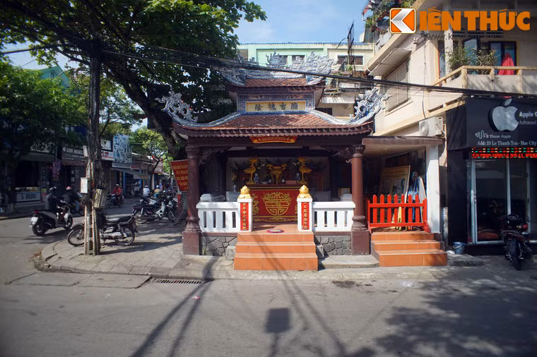 Ngược dòng lịch sử, vào năm 1885, Kinh thành Huế lâm nguy khi quân Pháp đồn trú tại đây ra lệnh cho sĩ phu và dân chúng tuân phục hoàn toàn chính thể bảo hộ. Đêm ngày 4/7/1885, 20.000 binh lính triều đình mở cuộc tổng tấn công vào các vị trí của quân Pháp. Cuộc chính biến đã bị đàn áp dã man. Hơn 1.500 người dân và binh lính thiệt mạng.