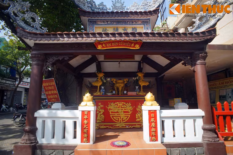 Năm 1895, khi người Pháp tiến hành quy hoạch đường phố Huế, nhiều nơi trong Kinh thành đã phát lộ điểm chôn cất với số lượng hài cốt lên đến hàng trăm. Để tưởng nhớ những người đã chết vì vận nước, người dân Huế đã quyên góp tiền của xây dựng miếu Âm Hồn và lấy ngày 23/5 Âm lịch là ngày huý kị “quảy cơm chung”.