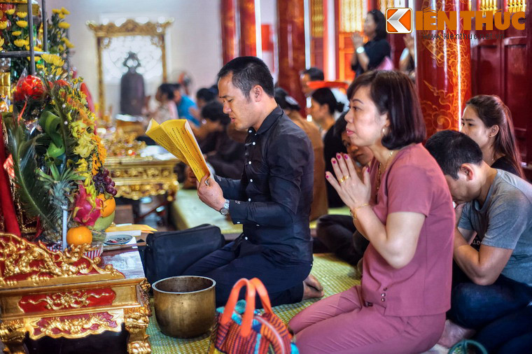 Có lẽ, chính những giai thoại huyền bí này càng bao phủ lên đền thờ Ông Hoàng Mười một bức màn tâm linh thiêng liêng, kỳ ảo...