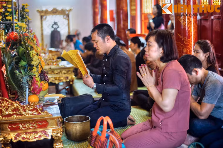 Có lẽ, chính những giai thoại huyền bí này càng bao phủ lên đền thờ Ông Hoàng Mười một bức màn tâm linh thiêng liêng, kỳ ảo...