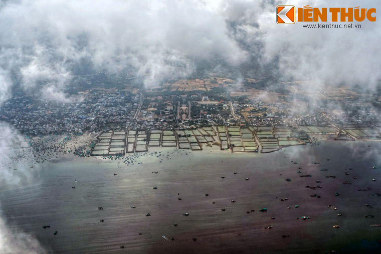 Bờ biển khu vực phường Cam Phú, TP Cam Ranh với những ao nuôi thủy sản vuông vắn như ô bàn cờ.