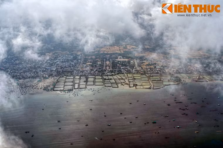 Bờ biển khu vực phường Cam Phú, TP Cam Ranh với những ao nuôi thủy sản vuông vắn như ô bàn cờ.