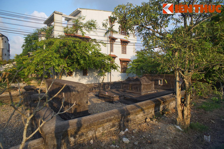 Vào những năm 1996, khu vực quanh khu lăng mộ được quy hoạch thành khu dân cư, nhưng công trình cổ xưa này vẫn yên vị. Từ một nơi hoang vu, giờ đây, lăng mộ đã nằm lọt giữa một khu dân cư khá sầm uất.