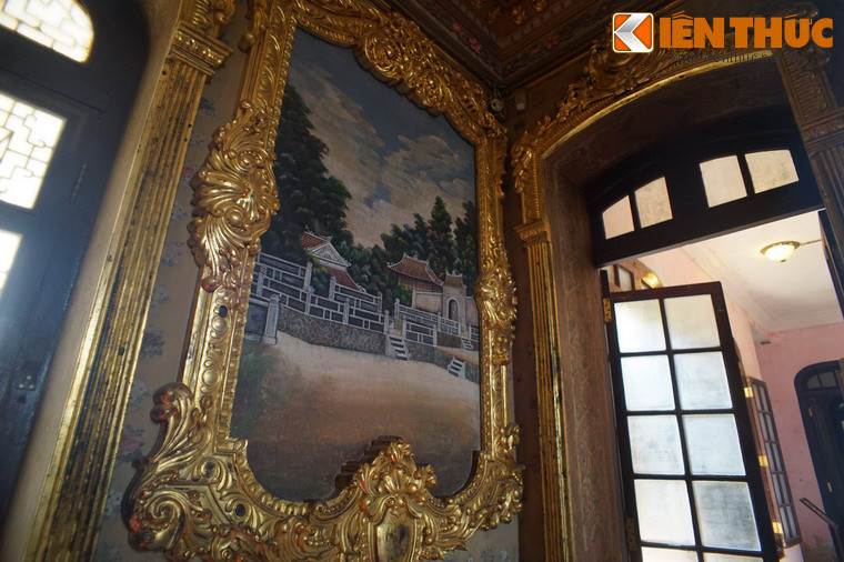 Bức kia vẽ một góc khu tẩm điện của lăng vua Đồng Khánh. Có lẽ có hai bức tranh lăng Đồng Khánh vì vua Đồng Khánh là cha vua Khải Định, chủ nhân của các bức tranh này.