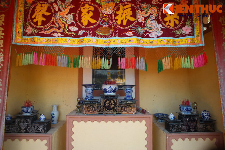 Các bàn thờ trong am.