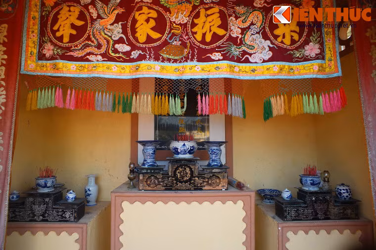 Các bàn thờ trong am.