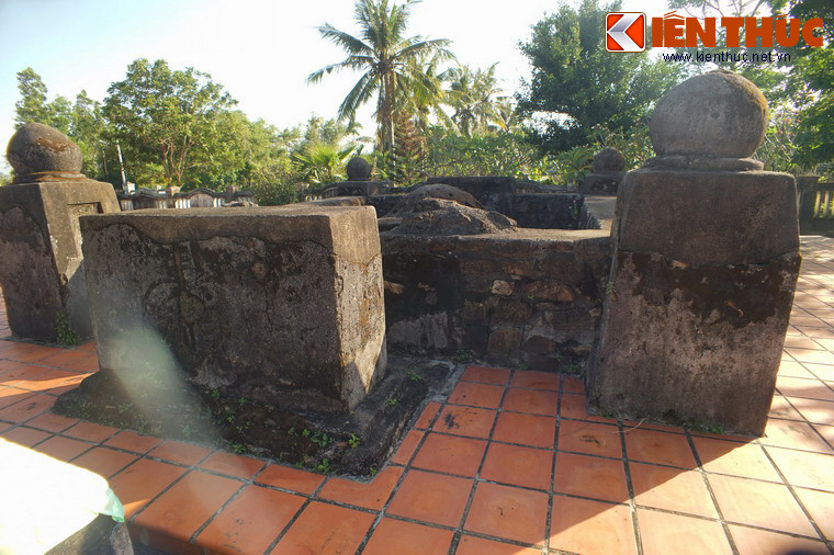 Phía trước mộ có hương án và bình phong, theo quy cách các ngôi mộ của giới quý tộc, quan lại thời phong kiến ở Việt Nam.