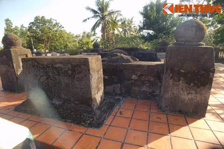 Phía trước mộ có hương án và bình phong, theo quy cách các ngôi mộ của giới quý tộc, quan lại thời phong kiến ở Việt Nam.