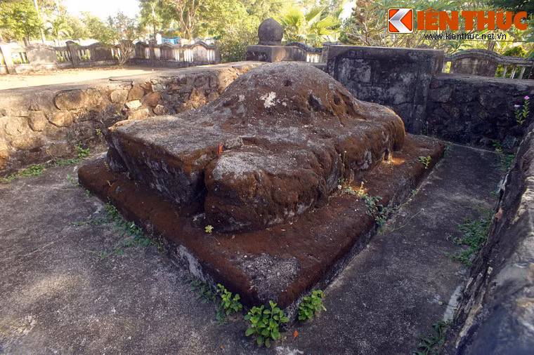 Mộ phần được đắp hình mai rùa, có chiều rộng khoàng 2 mét, dài khoảng 3 mét.