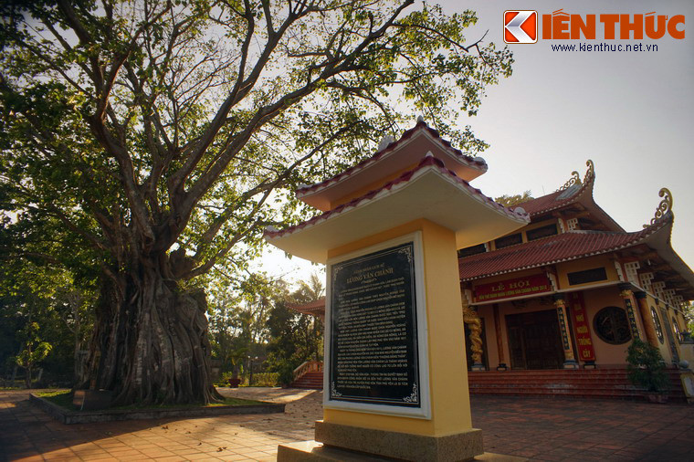 Cách khu lăng mộ khoảng 500 mét có đền thờ Lương Văn Chánh được lập cùng giai đoạn với mộ, là một di tích lịch sử nổi tiếng của tỉnh Phú Yên.