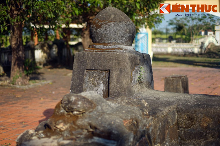 Bốn góc tường bao quanh mộ có bốn cột lớn, đỉnh cột đắp hình búp sen.