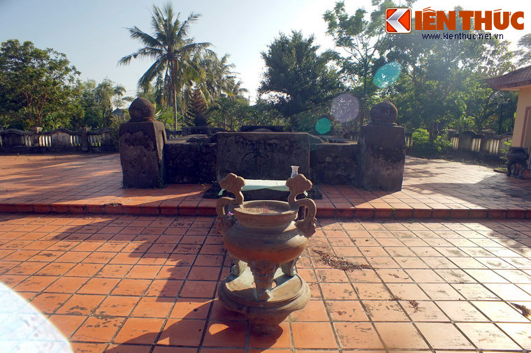 Khu lăng mộ này nằm trong một khuôn viên rộng, được xây theo lối cổ, xung quanh có tường bao bọc, quy mô khá bề thế.