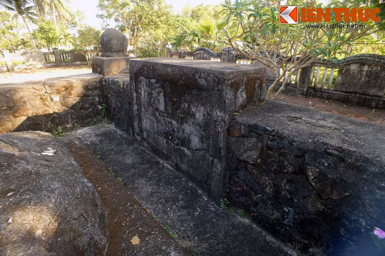 Sau mộ phần có bình phong.