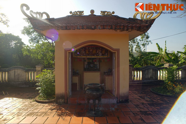 Cạnh mộ có một am thờ được xây dựng vào năm 2011.