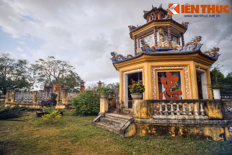 Theo sử sách, Võ Tánh (1768 - 1801) là vị tướng có công giúp chúa Nguyễn Ánh chống nhà Tây Sơn, được xếp cùng với Đỗ Thanh Nhơn và Châu Văn Tiếp là "Gia Định tam hùng". Ông tử trận trong cuộc chiến với quân Tây Sơn trước khi nhà Nguyễn chính thức thành lập.