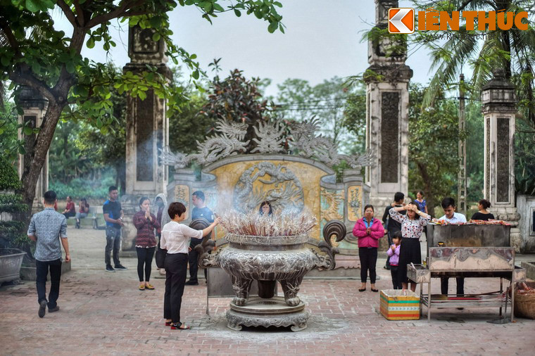 Vì sự linh thiêng của ngôi đền, không chỉ trong những ngày lễ hội, mà quanh năm, du khách thập phương từ mọi miền lại tụ hội về xứ Nghệ, đến với đền Ông Hoàng Mười tế lễ để nguyện cầu những điều an lành, hạnh phúc.